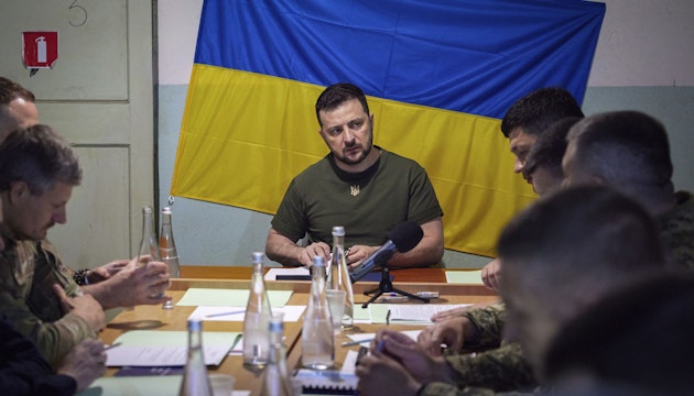 Volodimir Zelenski, cu steagul Ucrainei în spate 