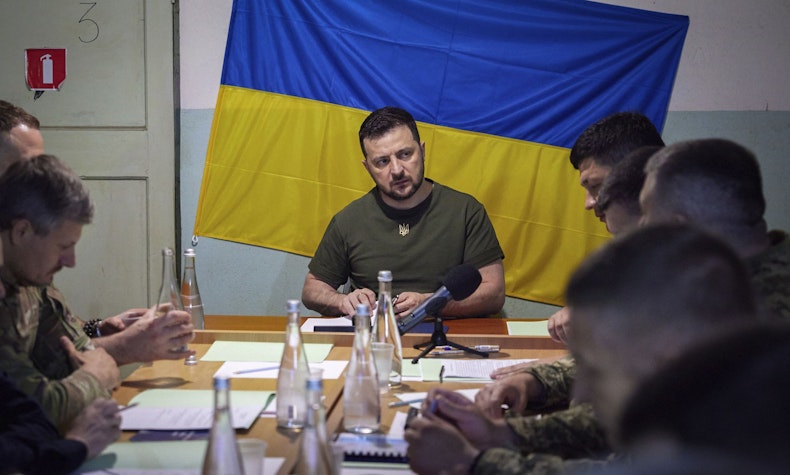 Volodimir Zelenski, cu steagul Ucrainei în spate 