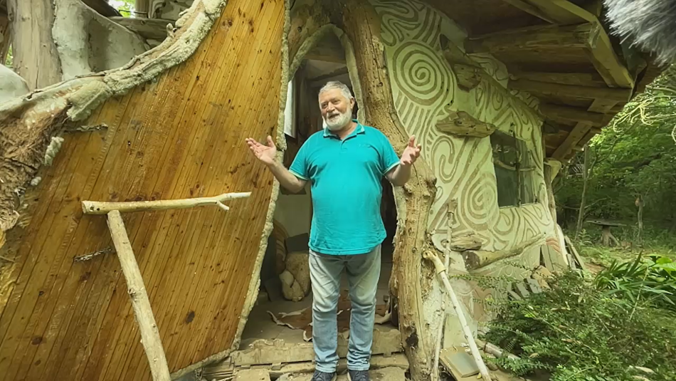 Cristian Lascu a construit o colibă în comuna Belciugatele, sat Cotești