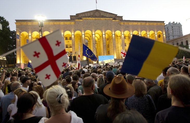 oameni cu steaguri