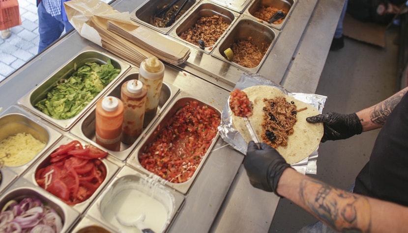 Ce trebuie să știi înainte de a cumpăra produse alimentare în perioada caniculei. Recomandările ANPC Fast-food