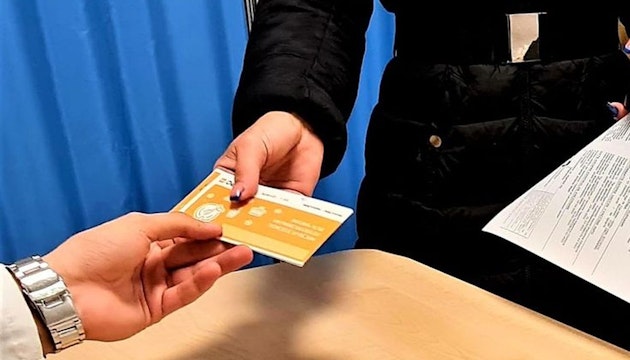 Klaus Iohannis a promulgat legea privind acordarea biletelor de valoare