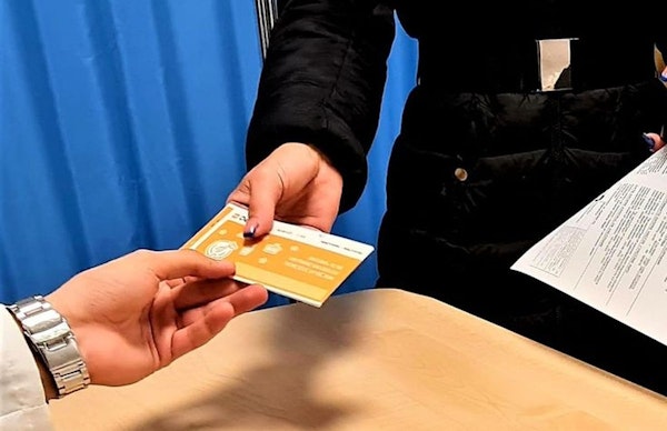 Klaus Iohannis a promulgat legea privind acordarea biletelor de valoare