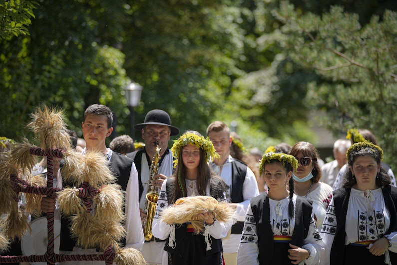 De marile sărbători, românii continuă să poarte costumele tradiționale românești