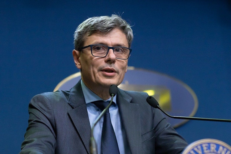 Moţiunea este intitulată "Virgil Popescu trebuie să plece”