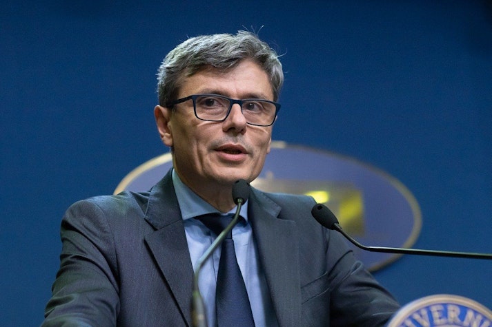 Moţiunea este intitulată "Virgil Popescu trebuie să plece”