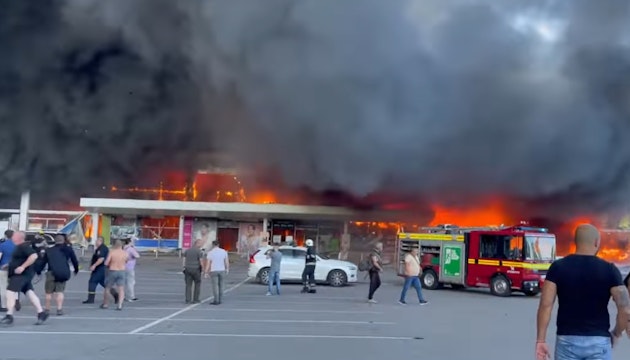 Mall bombardat în Ucraina