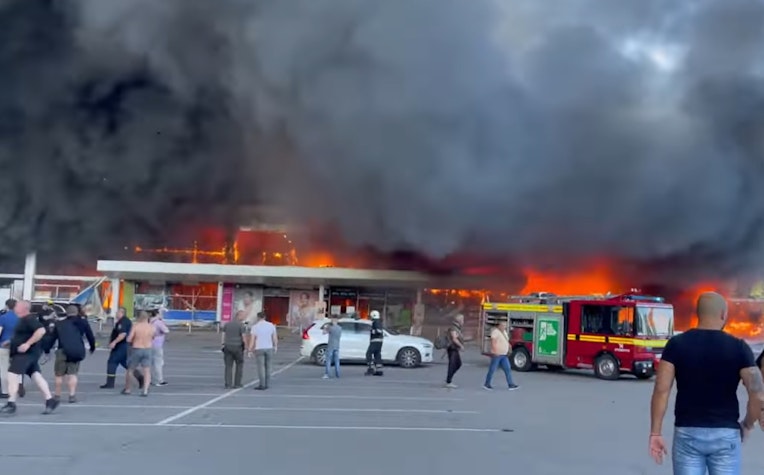 Mall bombardat în Ucraina