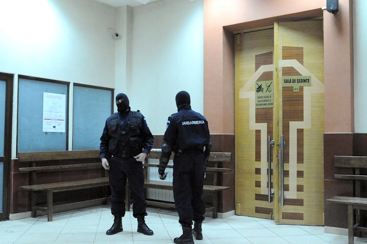 Printre persoanele reținute se află și patru funcționari publici