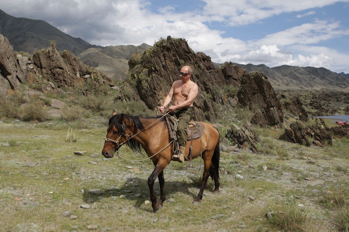 vladimir putin la bustul gol