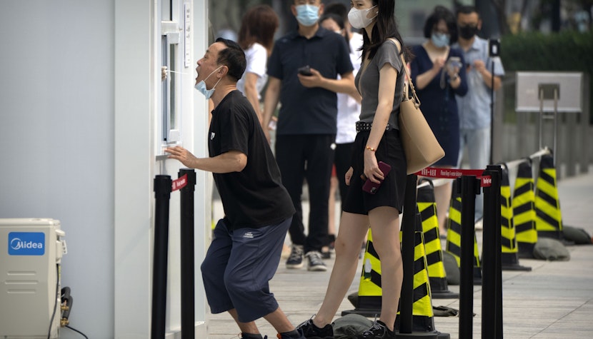 Chinezii au reluat testarea în masă a populației, după apariția a noi focare de COVID. chinezi testati covid