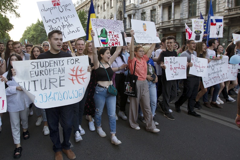 Manifestanți mărșăluiesc în timpul unui miting pro-UE și antiguvernamental în apropierea Parlamentului georgian din Tbilisi