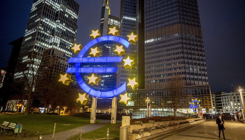 Scultura cu moneda euro