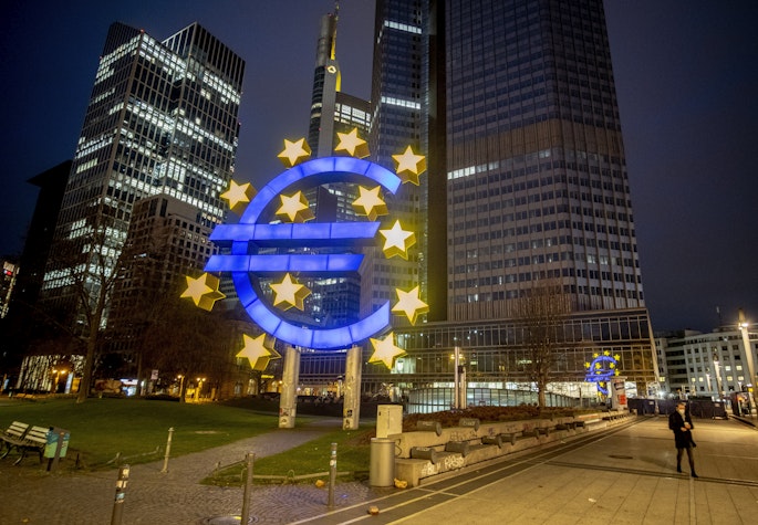Scultura cu moneda euro