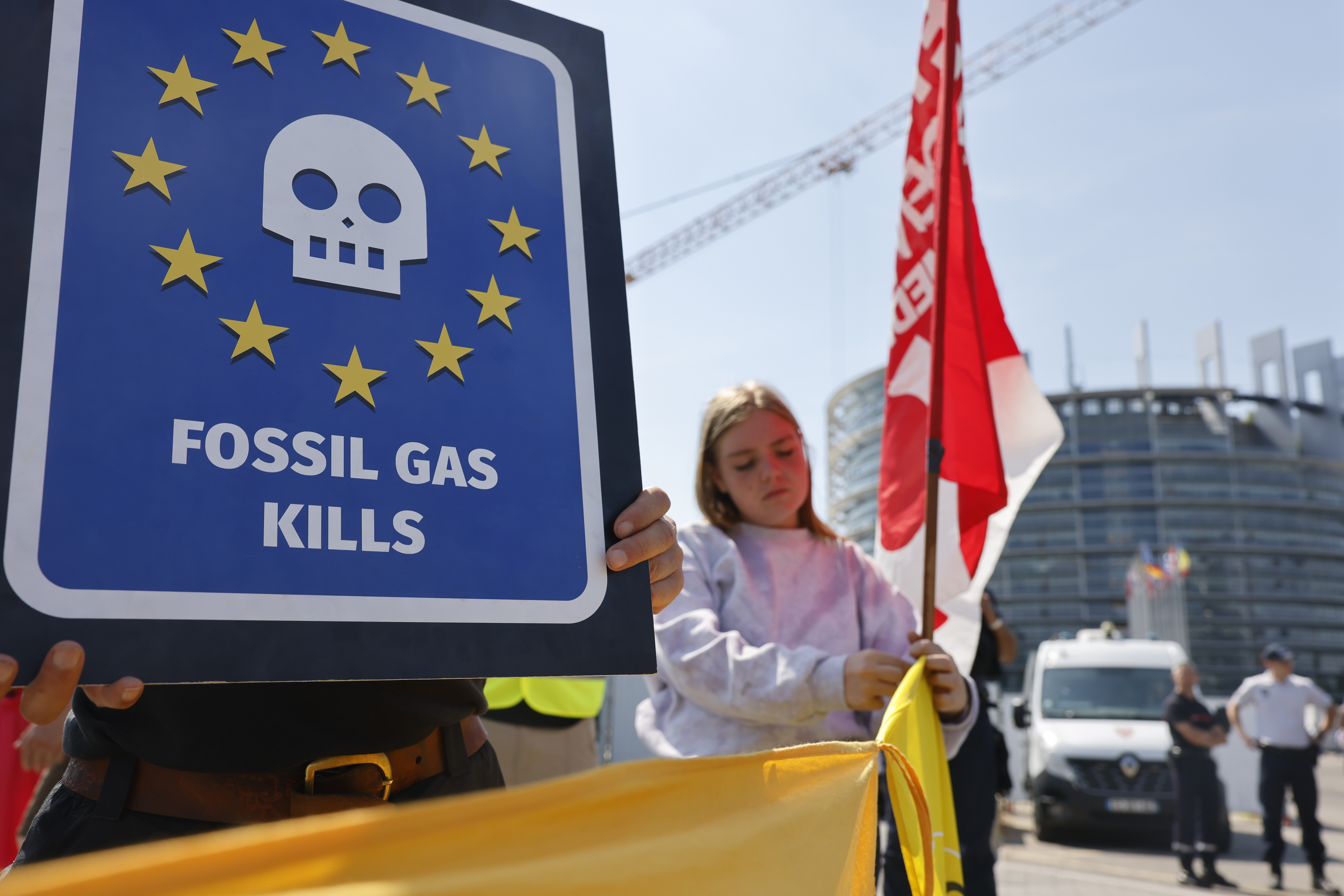Activiștii pentru climă au protestat în fața Parlamentului European