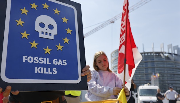 Activiștii pentru climă au protestat în fața Parlamentului European
