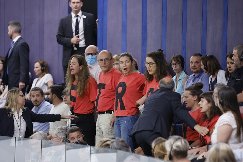 Activiștii protestează în timp ce legislatorii europeni votează planul Comisiei Europene privind energiile în Parlamentul European