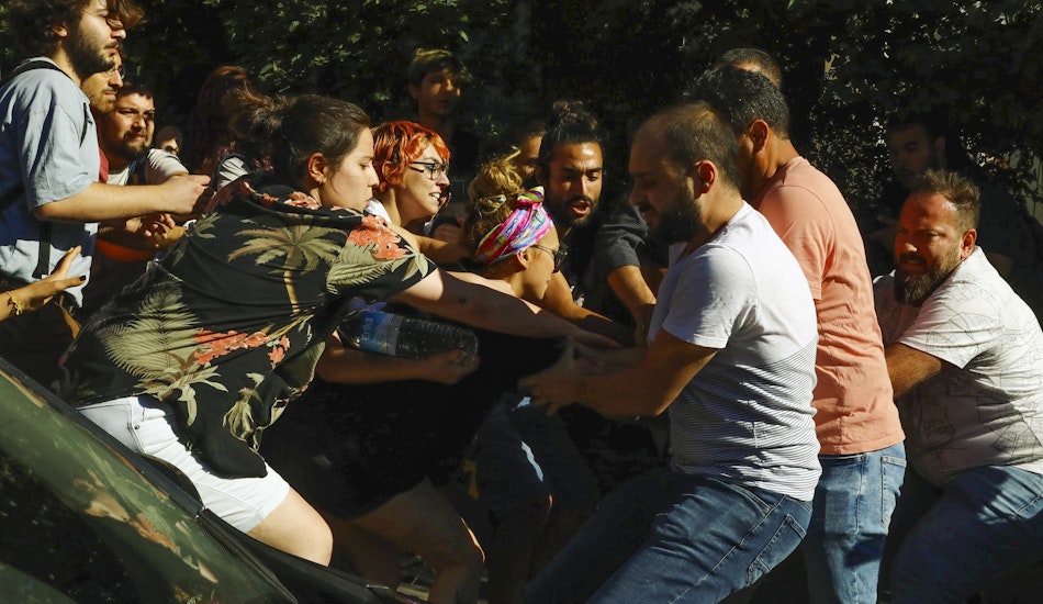 Polițiști turci îmbrăcați în civil, în dreapta, se luptă cu protestatarii în timpul Marșului LGBTQ din Ankara