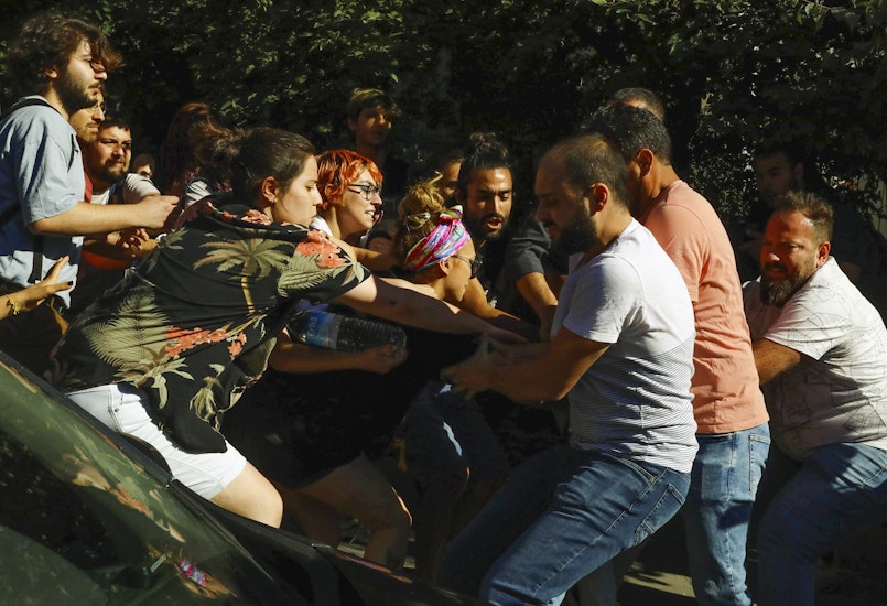 Polițiști turci îmbrăcați în civil, în dreapta, se luptă cu protestatarii în timpul Marșului LGBTQ din Ankara