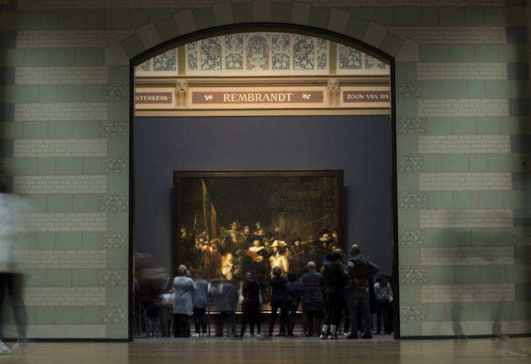 Vizitatorii admiră Rondul de noapte al lui Rembrandt, parte a unei expoziții de la Rijksmuseum din Amsterdam