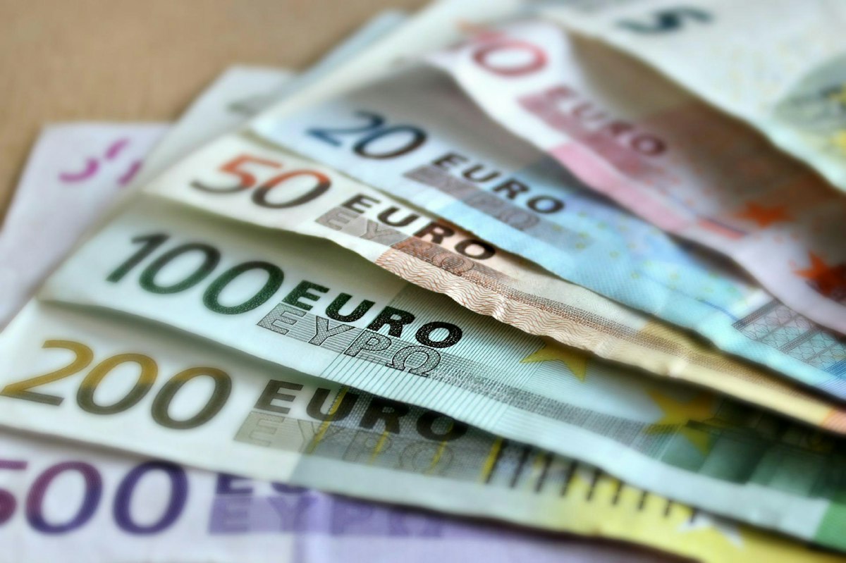Incertitudinea politică a dus la cel mai slab leu din istorie. BNR a anunțat un curs de 5,34 lei/euro, iar românii se pregătesc să resimtă costurile