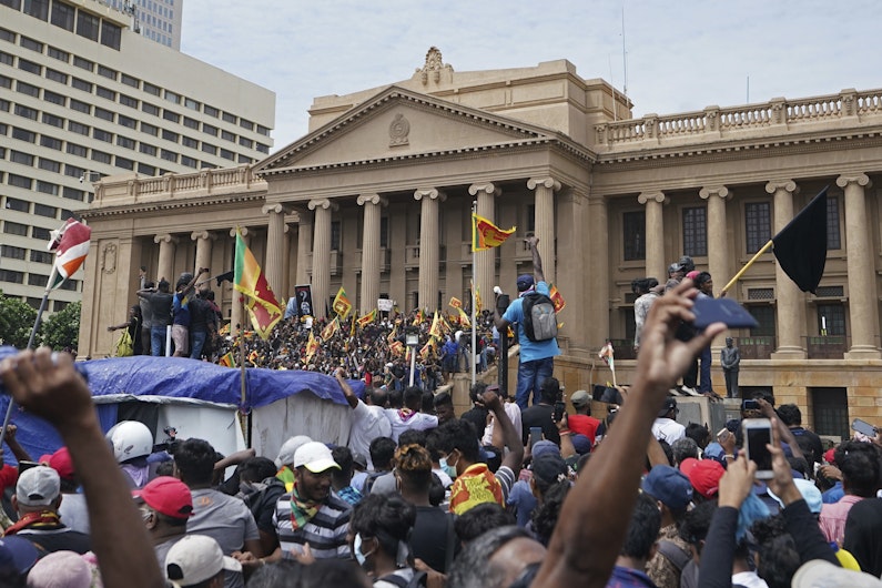 Protestatari, mulți dintre ei purtând steaguri srilankeze, s-au adunat în fața biroului președintelui