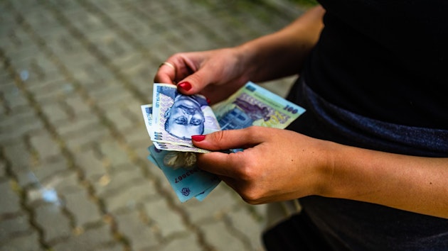 bani numărați pe stradă 