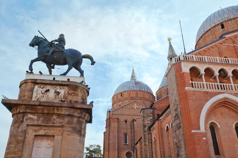 Bazilica din Padova cu statuia lui Donatello