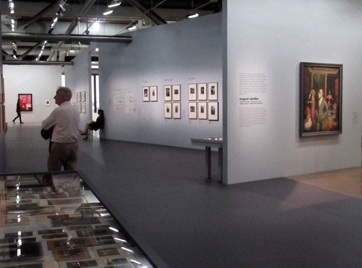 Vizitatorii se plimbă prin expoziția "Germania - anii 1920 - Noua obiectivitate - August Sander".