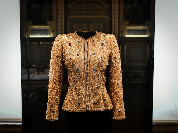 O creație a regretatului designer francez Yves Saint-Laurent expusă la Muzeul Luvru în cadrul expozițiilor "Yves Saint-Laurent" 