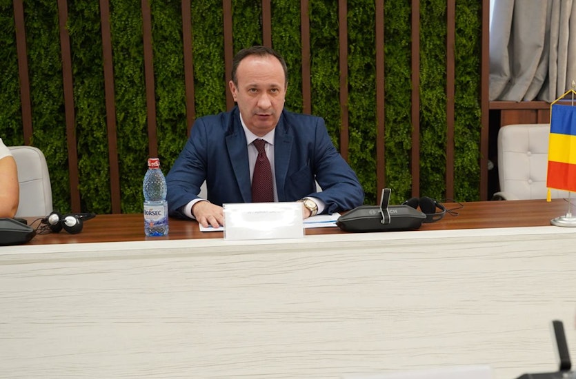 Ministrul oferă sfaturi românilor aflați în dificultate