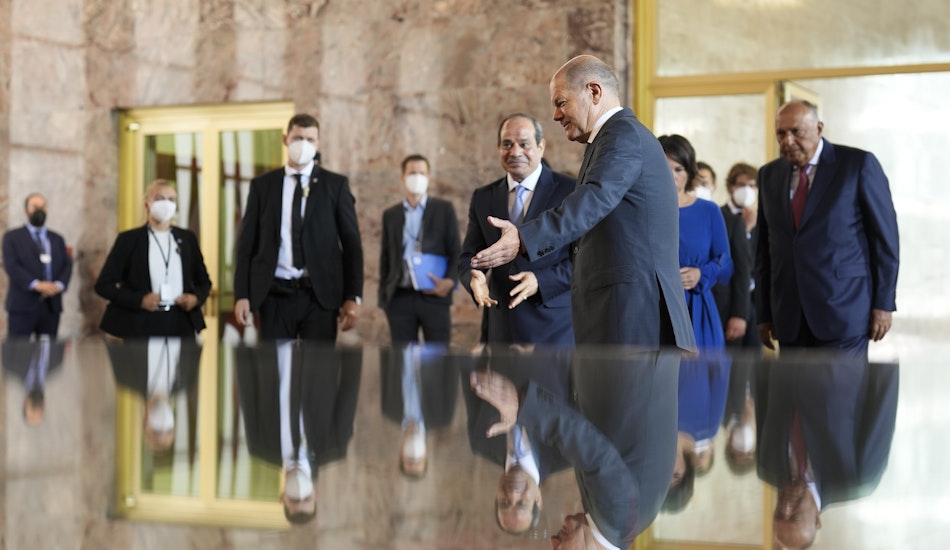 Cancelarul german Olaf Scholz, în centru dreapta, îi urează bun venit președintelui egiptean Abdel Fattah Al-Sisi, în centru stânga, și ministrului egiptean de externe Sameh Shoukry la conferința "Petersberg Climate Dialogue" de la Ministerul de Externe din Berlin, Germania