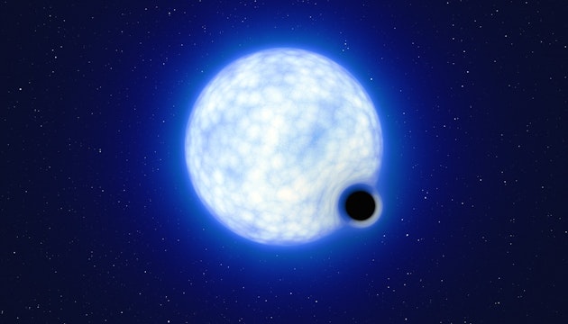 Această imagine difuzată de Observatorul European de Sud arată sistemul binar VFTS 243, compus dintr-o stea albastră cu o masă de 25 de ori mai mare decât cea a Soarelui și o gaură neagră