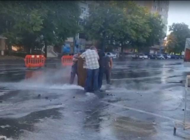 O conductă de apă s-a spart