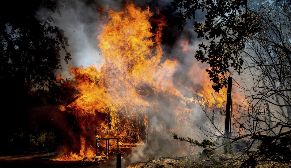 Un incendiu de vegetație provoacă haos în centrul Californiei