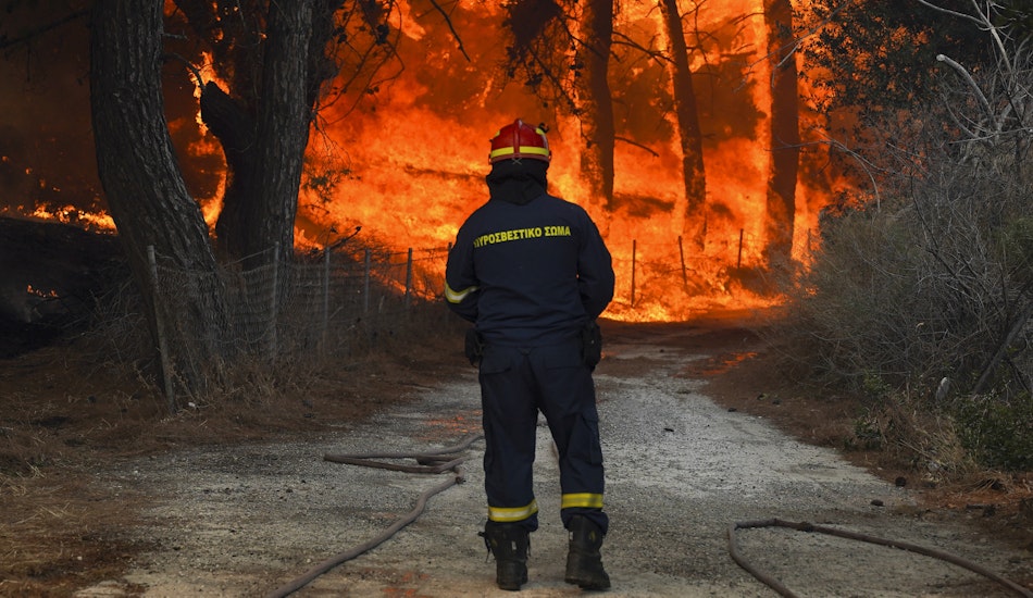 Sute de turiști și locanici au fost deja evacuați de pe insula grecească Lesbos, din cauza unor incendii de vegetație care a cuprins două zone.