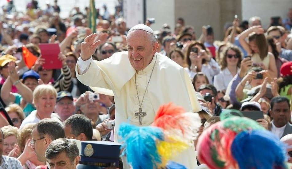 Papa Francisc, alături de mulțime.