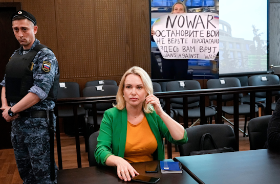 jurnalista care protesteaza