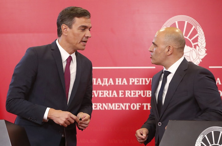 Premierul spaniol Pedro Sanchez și premierul Macedoniei de Nord, Dimitar Kovacevski, au discutat în timpul unei conferințe de presă comune 