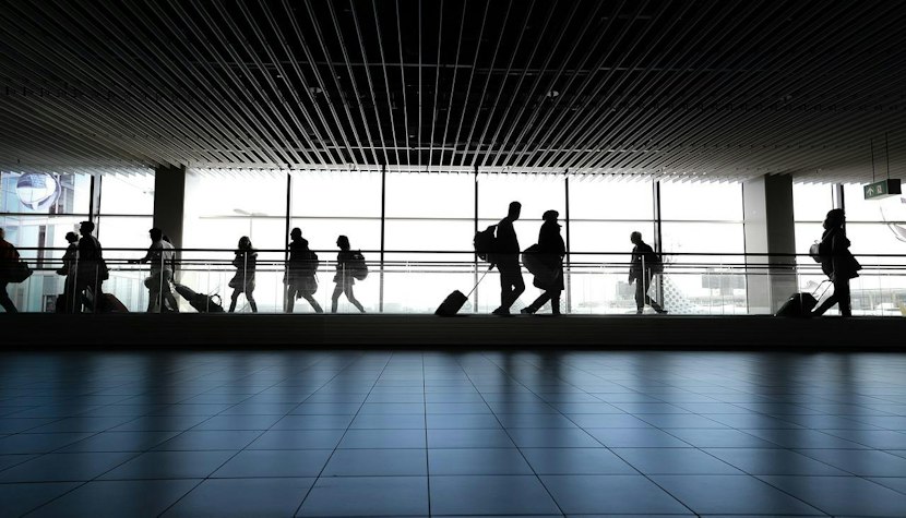 Angajații cu vârste cuprinse între 15 și 39 de ani au fost deosebit de afectaț transport aerian, angajati