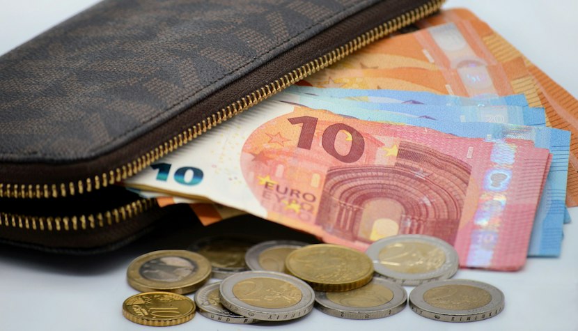 Decidenții trebuie să se concentreze pe refacerea stabilității prețurilor bani euro inflație
