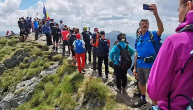 Turiștii au stat la coadă să urce pe cel mai înalt vârf din România