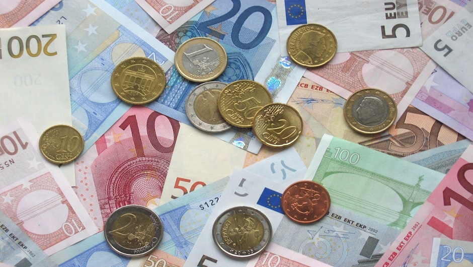 bani euro datorie
