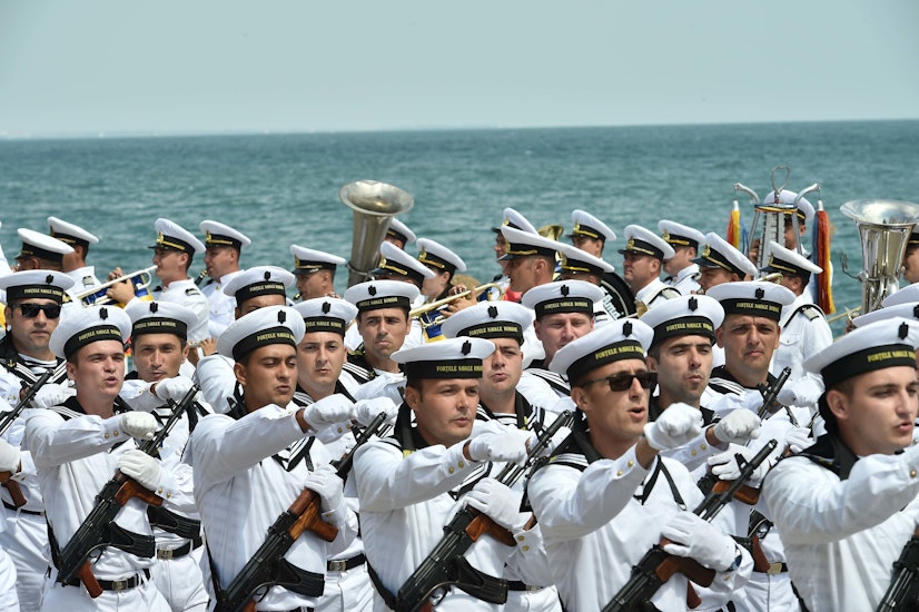 marinari defileaza in uniforme pe litoral