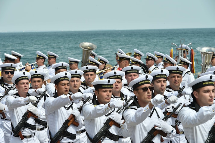 marinari defileaza in uniforme pe litoral