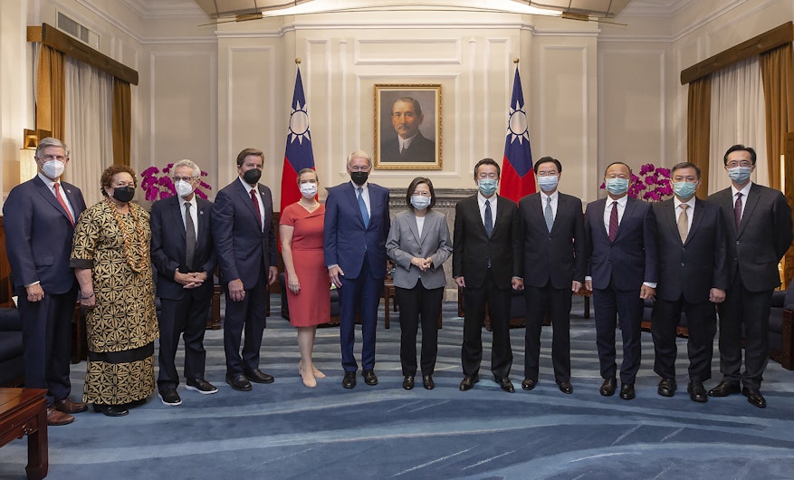 Președintele Taiwanului, Tsai Ing-wen, alături de membrii Congresului SUA, la Palatul prezidențial din Taipei