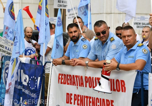Polițiștii și angajații din Penitenciare protestează în fața Guvernului. Sindicaliștii pichetează și sediile PSD și PNL
