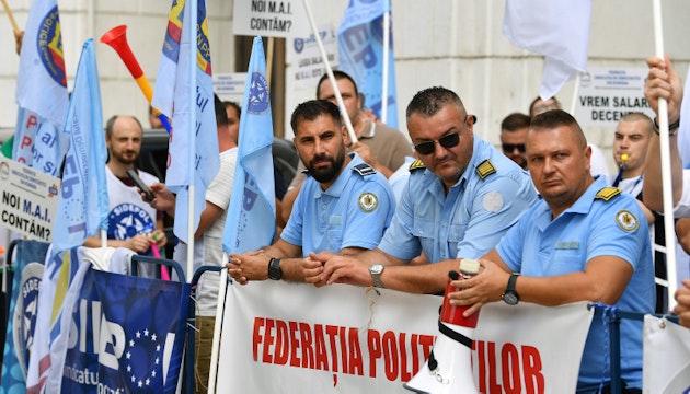 Polițiștii și angajații din Penitenciare protestează în fața Guvernului. Sindicaliștii pichetează și sediile PSD și PNL