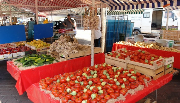 Unii comercianți cu "certificate de producători" vând legume din en-gros