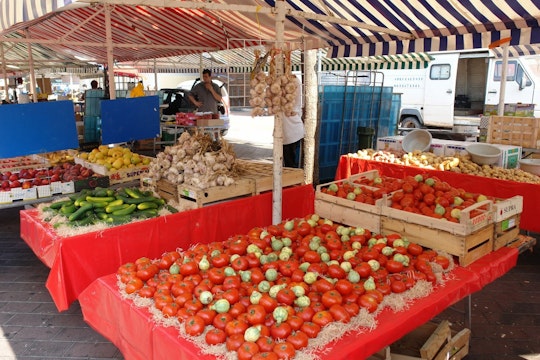 Unii comercianți cu "certificate de producători" vând legume din en-gros